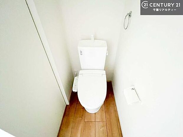 1・2階にトイレがございます!朝の忙しい時間帯も待たずにすみそうですね。白を基調とした清潔感のあるトイレでお手入れがしやすいです!