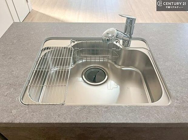 ワイドなシンクですね!水が跳ねにくく洗物がしやすい家事が楽々仕様のシステムキッチンです!デザイン性と機能性を兼ねたキッチンで清潔感がありますね!【同仕様】