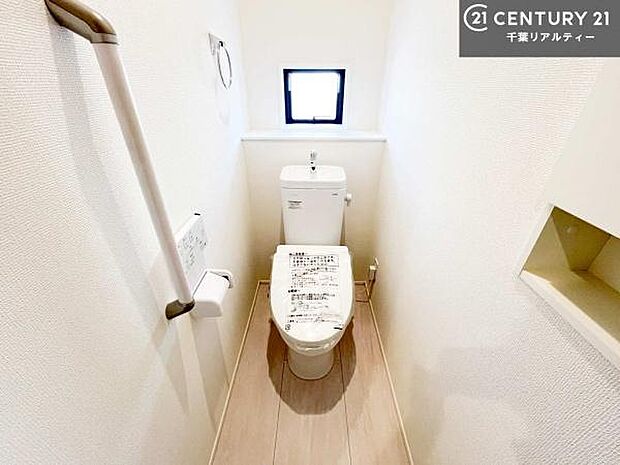 1・2階にトイレがございます!朝の忙しい時間帯も待たずにすみそうですね。白を基調とした清潔感のあるトイレでお手入れがしやすいです!