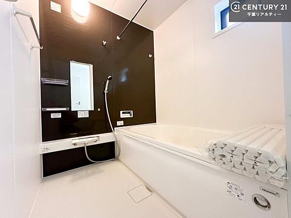【同仕様】広々バスで一日の疲れをリフレッシュ。足が伸ばせるので、浴槽にもゆったりと浸かれますね！毎日のバスタイムが楽しみになります。