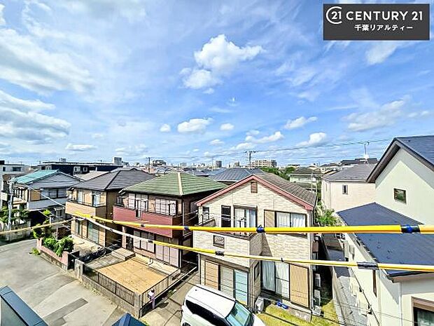 落ち着きある住宅街です!周囲には高い建物がなく、空が広く開放感があり、陽当たりを大きく遮られることもありません!気持ちの良い風が通り抜ける街並みです!