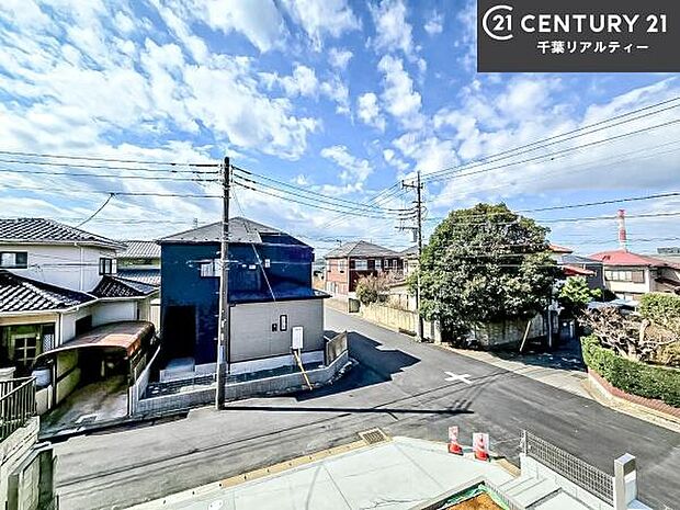 落ち着きある住宅街です!周囲には高い建物がなく、空が広く開放感があり、陽当たりを大きく遮られることもありません!気持ちの良い風が通り抜ける街並みです!