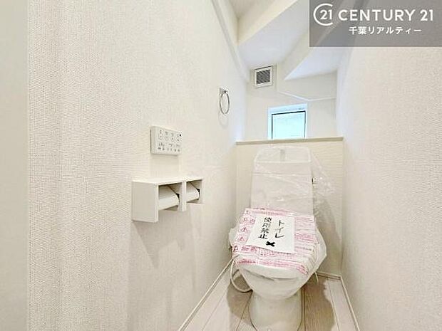 1・2階にトイレがございます！朝の忙しい時間帯も待たずにすみそうですね。白を基調とした清潔感のあるトイレでお手入れがしやすいです！