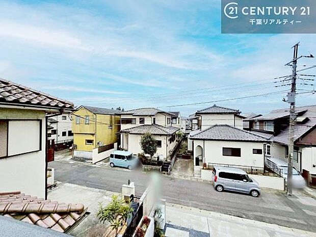 晴れた日には青い空を見渡せる開放的な時間を楽しめます。気持ちの良い風が通り抜ける街並みです!