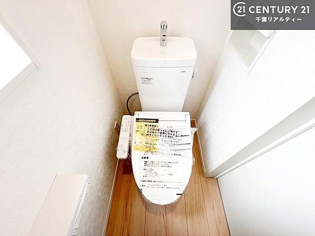 1・2階にトイレがございます!朝の忙しい時間帯も待たずにすみそうですね。白を基調とした清潔感のあるトイレでお手入れがしやすいです!
