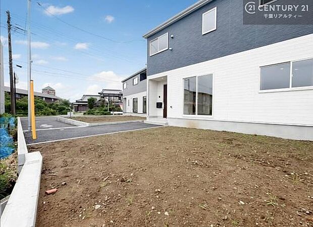 お庭スペースつき!ガーデニングや家庭菜園が楽しめてアウトドアの趣味が増えそうですね!