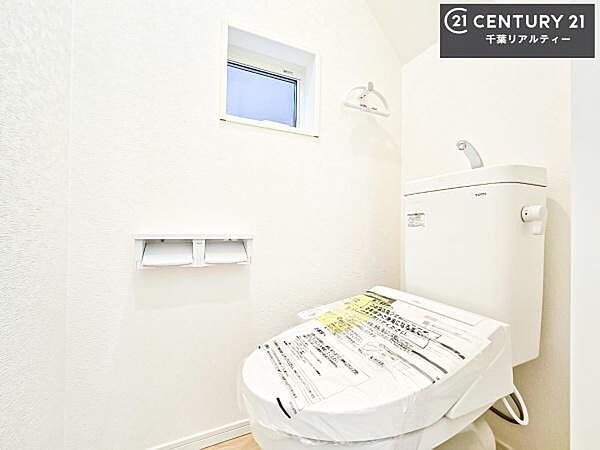 清潔感のある色味のお手洗いです！さわやかでスッキリする空間です！白を基調としているので、お手入れがしやすいトイレです！