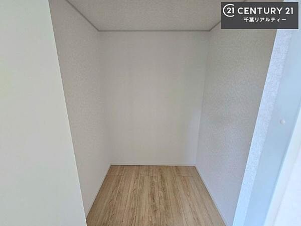 ウォークインクローゼット付きです。たくさんのお洋服などを収納しておけそうですね！他にも扇風機や加湿器など季節物の大きな家電も収納できます！