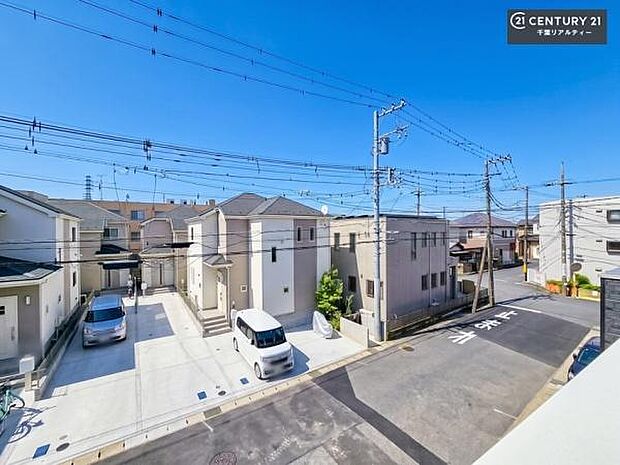晴れた日には青い空を見渡せる開放的な時間を楽しめます。気持ちの良い風が通り抜ける街並みです!