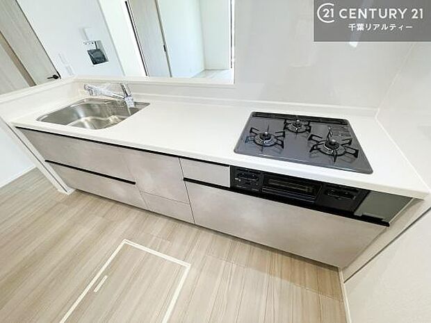 大人気の対面式システムキッチンを採用しています！ご家族のコミュニケーションが自然と増える設計です。お子様にも目が届くので嬉しいですね！広々使えて快適で作業が進みます。