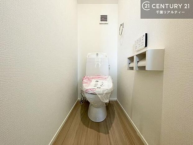 温水洗浄便座につき、冬場は便座が暖かくできるので冷たい便座に座らずに済む嬉しい仕様です！シンプルなカラーを基調としているので、お手入れがしやすいです。
