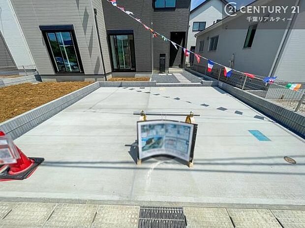 駐車スペースは2台分あります！セカンドカーはもちろん、バイクや自転車なども置き場所に困りません。