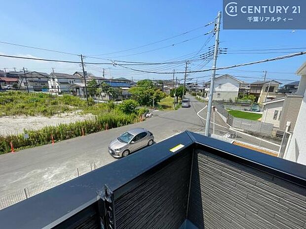 落ち着きある住宅街です！周囲には高い建物がなく、空が広く開放感があり、陽当たりを大きく遮られることもありません！気持ちの良い風が通り抜ける街並みです！