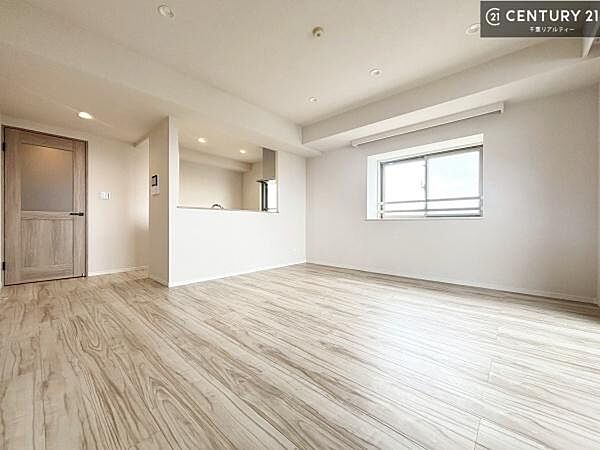 開放感のある広々LDK！ソファーやダイニングテーブルを置いても窮屈にならないので快適に過ごせます！コミュニケーションが取りやすいリビングです！