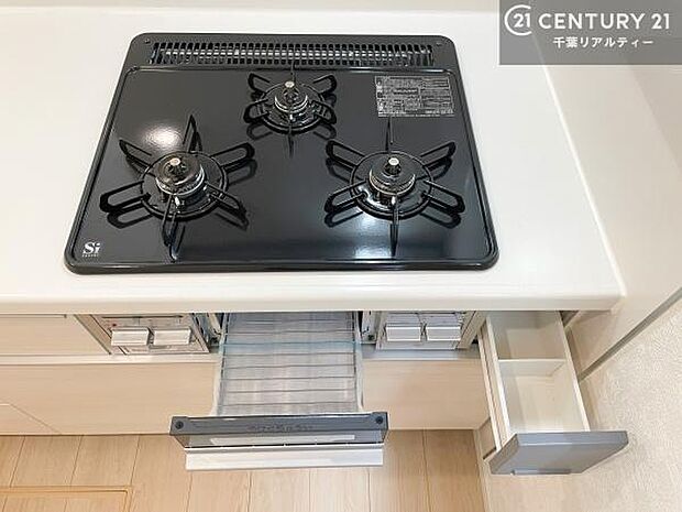 コンロは三口あるのでお料理の同時進行ができます。もちろんグリル付きです。調理スペースも広々している為作業がしやすい!使い勝手が良いシステムキッチンです!