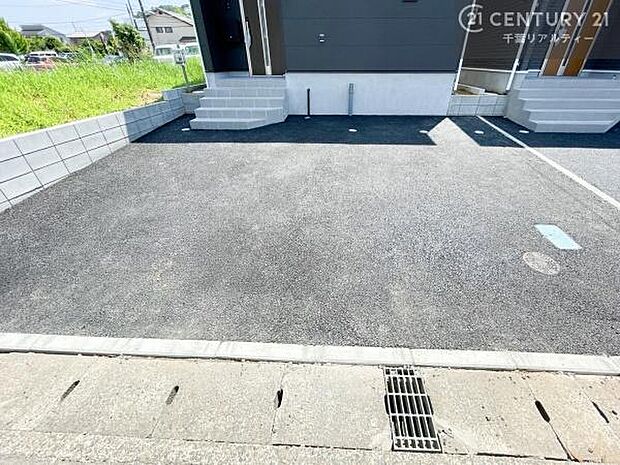 カースペースは並列で2台駐車可能なゆとりある設計。お車同士の入れ替えが不要なため、毎日の通勤やお出かけもスムーズに行えます。