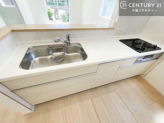 大人気の対面式システムキッチンを採用しています!ご家族のコミュニケーションが自然と増える設計です。お子様にも目が届くので嬉しいですね!広々使えて快適で作業が進みます。