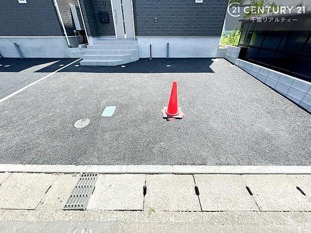 カースペースは並列で2台駐車可能なゆとりある設計。お車同士の入れ替えが不要なため、毎日の通勤やお出かけもスムーズに行えます。