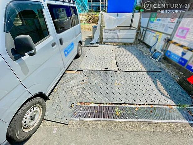 駐車スペースは2台分あります！セカンドカーはもちろん、バイクや自転車なども置き場所に困りません。