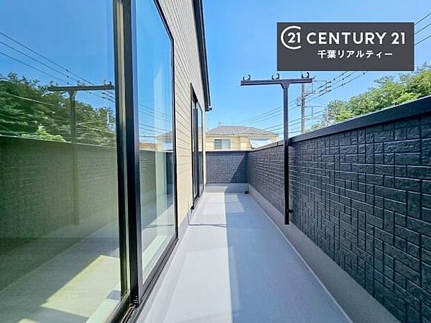 広々としているバルコニーです!お洗濯物を干すのはもちろん風に当たりながらくつろぎタイムが送れます!