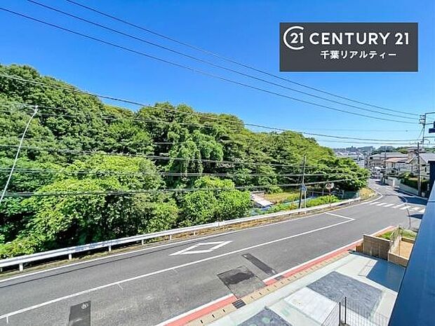 晴れた日には青い空を見渡せる開放的な時間を楽しめます。気持ちの良い風が通り抜ける街並みです!