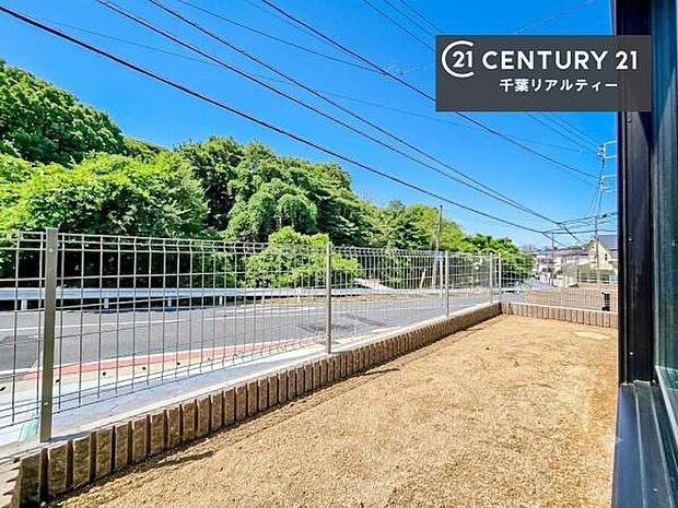陽当たり良好なお庭です!晴れた日には青い空を見渡せる開放的な時間を楽しめます。ガーデニングや家庭菜園も楽しめます!