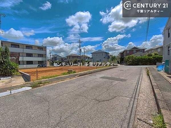 落ち着いた街並みが広がる閑静な住宅街に位置し、穏やかで心安らぐ暮らしを叶える住環境です。