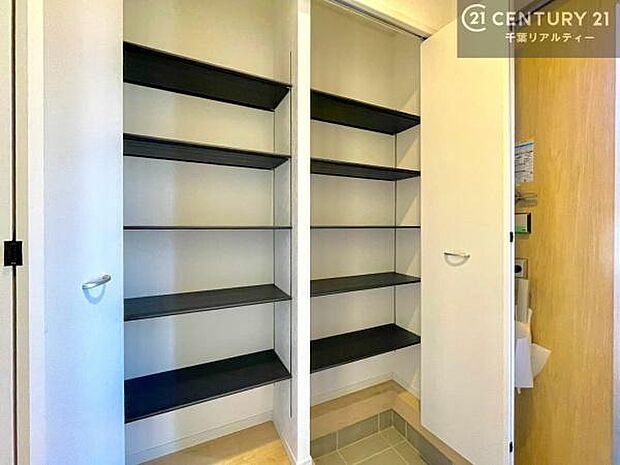 玄関収納が充実しているので、玄関周りがスッキリ片付き来客時にも靴の置き場に困りません!