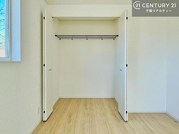 収納力のある洋室です。お部屋もすっきり広々と使えて気持ちが良いです!キレイな明るいお部屋で過ごすのは、更にのんびりゆっくりできますね!