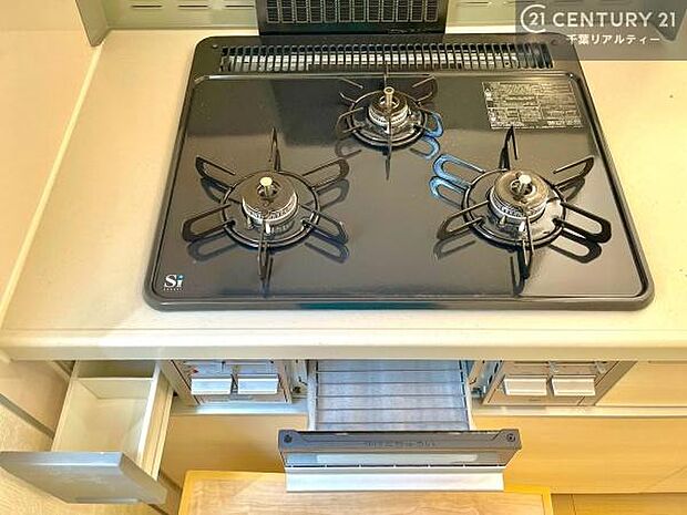 コンロは三口あるのでお料理の同時進行ができます。もちろんグリル付きです。調理スペースも広々している為作業がしやすい!使い勝手が良いシステムキッチンです!