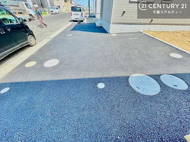 駐車スペースは2台分あります(車種による)!セカンドカーはもちろん、バイクや自転車なども置き場所に困りません。