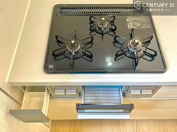コンロは三口あるのでお料理の同時進行ができます。もちろんグリル付きです。調理スペースも広々している為作業がしやすい!使い勝手が良いシステムキッチンです!