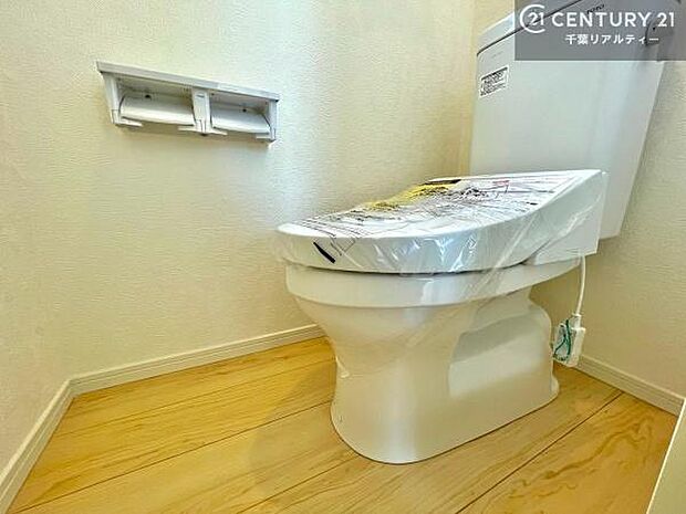温水洗浄便座につき、冬場は便座が暖かくできるので冷たい便座に座らずに済む嬉しい仕様です!シンプルなカラーを基調としているので、お手入れがしやすいです。