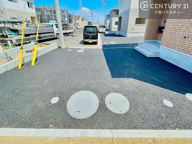 駐車スペースは2台分あります(車種による)!セカンドカーはもちろん、バイクや自転車なども置き場所に困りません。