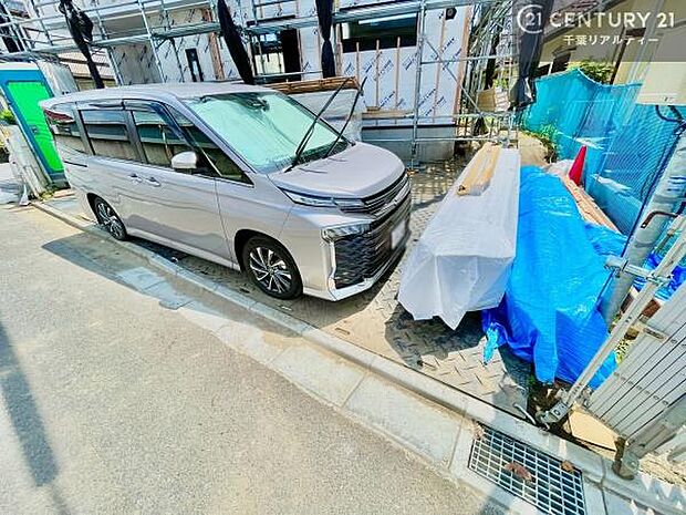 駐車スペースは2台分あります！セカンドカーはもちろん、バイクや自転車なども置き場所に困りません。【現地販売会開催中】