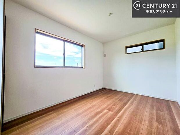 掃き出し窓がないお部屋は、お子様のお部屋としても安心です!収納スペースも充実しているので散らかったお部屋をサッと片付けられます!