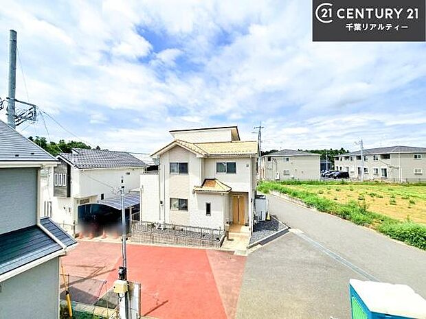 落ち着きある住宅街です!周囲には高い建物がなく、空が広く開放感があり、陽当たりを大きく遮られることもありません!気持ちの良い風が通り抜ける街並みです!