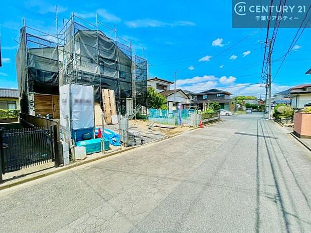 前面道路は6ｍ！陽当り良好な立地です。車庫入れが苦手な方も安心ですね。