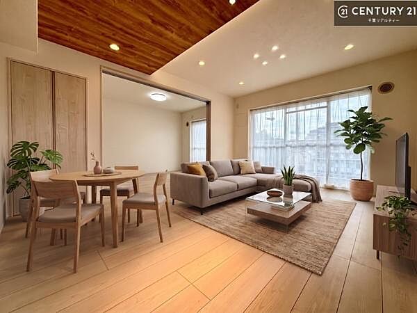 家具はCGパースです。心地良いリビングは家族が自然と集まります。家族団欒の時間が増えそうです。ご家族と、より一層充実した時間を過ごせそうですね。