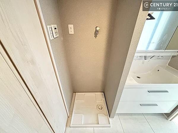 室内洗濯置き場！音も気にせず安心して洗濯物が回せますね！洗面所の収納スペースも充実しています！洗剤のストックやタオル置き場にも対応！