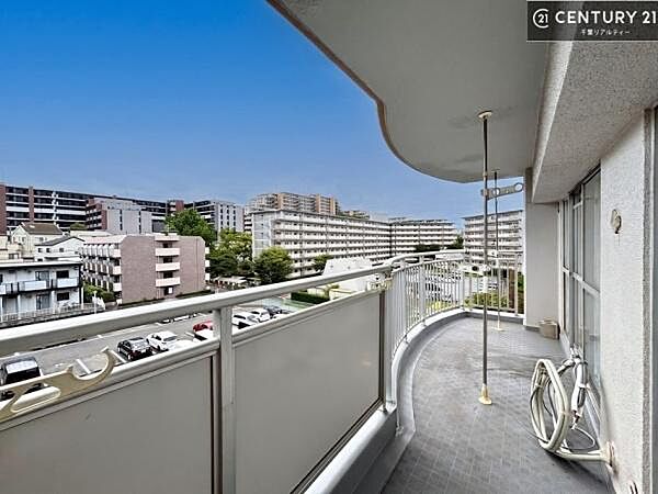 広々としたバルコニーで一日の始まりをスタート！お洗濯ものをたっぷり気持ちよく干せます！