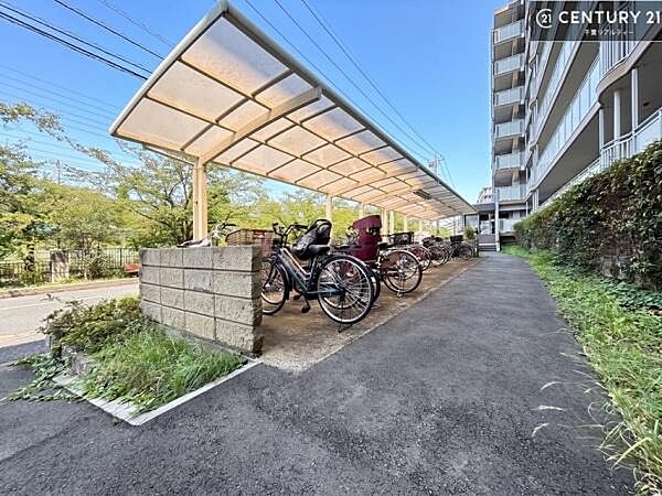 駐輪場完備で、お子さまの自転車や通勤用の自転車も安心して置けます。ご家族にもうれしい便利な設備です。駐輪場の空き状況については管理会社にご確認ください。