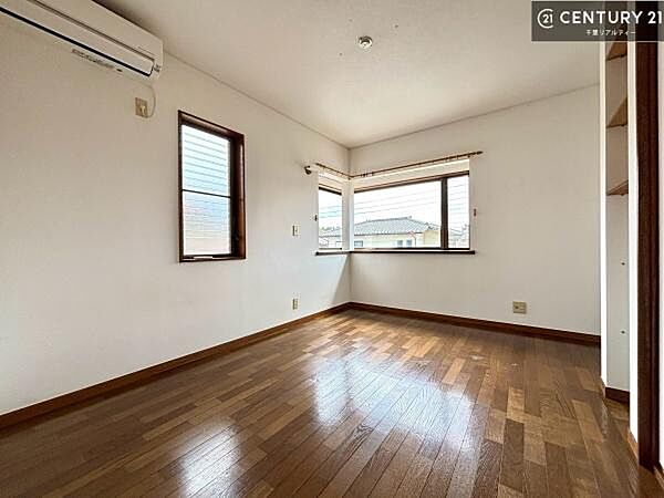掃き出し窓がないお部屋は、お子様のお部屋としても安心です！収納スペースも充実しているので散らかったお部屋をサッと片付けられます！