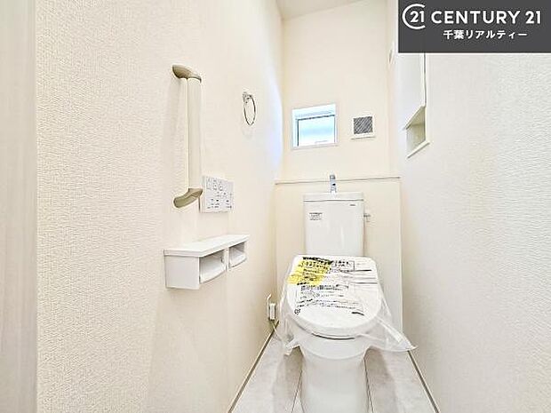 1・2階にトイレがございます！朝の忙しい時間帯も待たずにすみそうですね。白を基調とした清潔感のあるトイレでお手入れがしやすいです！