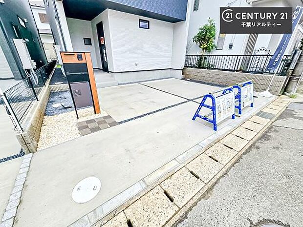 駐車スペースは2台分あります!セカンドカーはもちろん、バイクや自転車なども置き場所に困りません。2台分は車種によります!