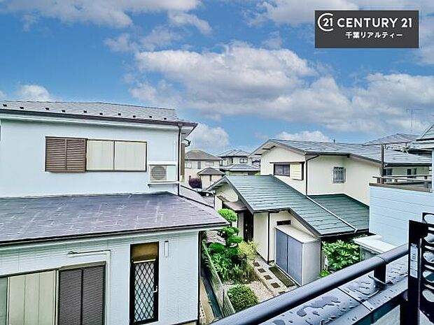 晴れた日には青い空を見渡せる開放的な時間を楽しめます。気持ちの良い風が通り抜ける街並みです!