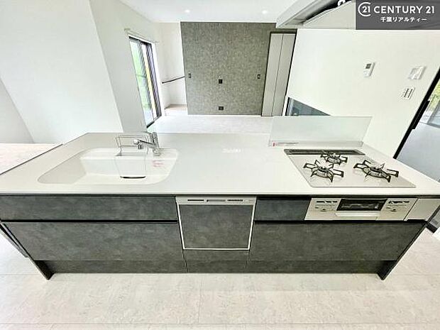 大人気の対面式システムキッチンを採用しています!ご家族のコミュニケーションが自然と増える設計です。お子様にも目が届くので嬉しいですね!広々使えて快適で作業が進みます。