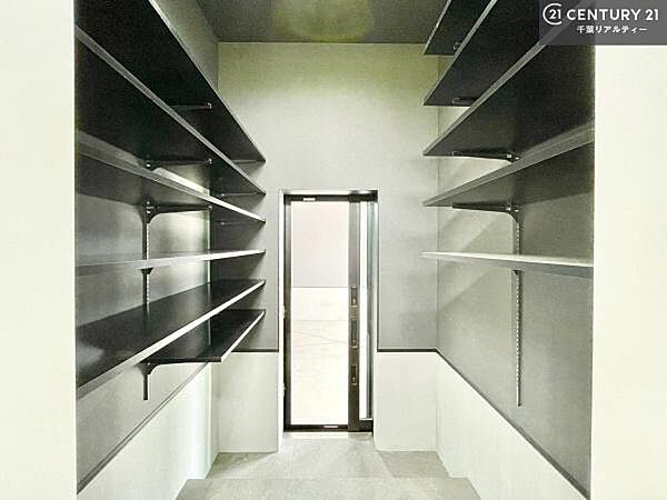 玄関収納が充実しているので、玄関周りがスッキリ片付き来客時に靴の置き場に困りません！