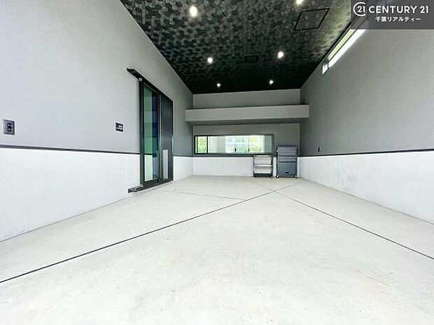 ビルトインガレージの駐車場は、雨や風から車を守ってくれるので大切に管理ができるので安心!