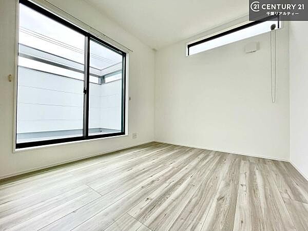 バルコニーに面している洋室です。明るく温もりがあり、換気もしっかりできます！朝起きて、外に出て背伸びをしつつ深呼吸をし良い朝を迎え入れることができます。